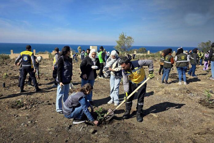 انطلاق حملة “بأيدينا نحييها” لإعادة التشجير في اللاذقية